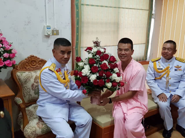 ผบ.ทบ. เยี่ยมอาการ "หมอภาคย์" ที่ รพ.เชียงรายประชานุเคราะห์