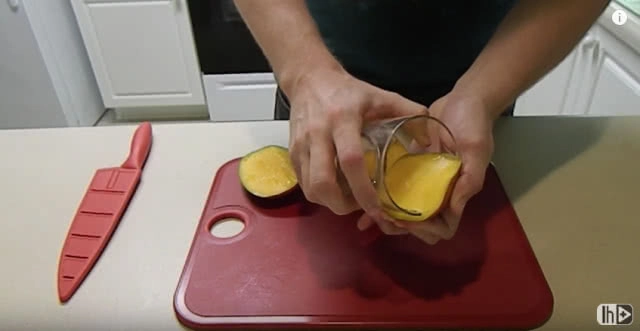 รู้หรือไม่??? ปอกมะม่วงสุกได้ง่ายๆ แค่ 10 วินาที (คลิป)