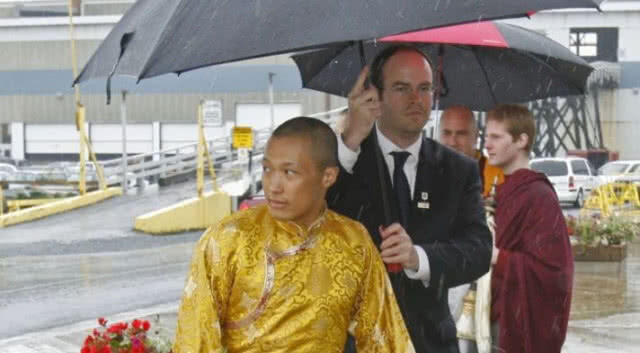 ศาสดาลัทธิ "ศัมภลา" ลาออกพร้อมคณะในนิวยอร์ก ฐานล่วงเกินสาวกหญิง