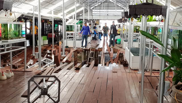 ระทึก!! พื้นร้านอาหารถล่ม ลูกค้าตกทะเลกว่า 70 ราย