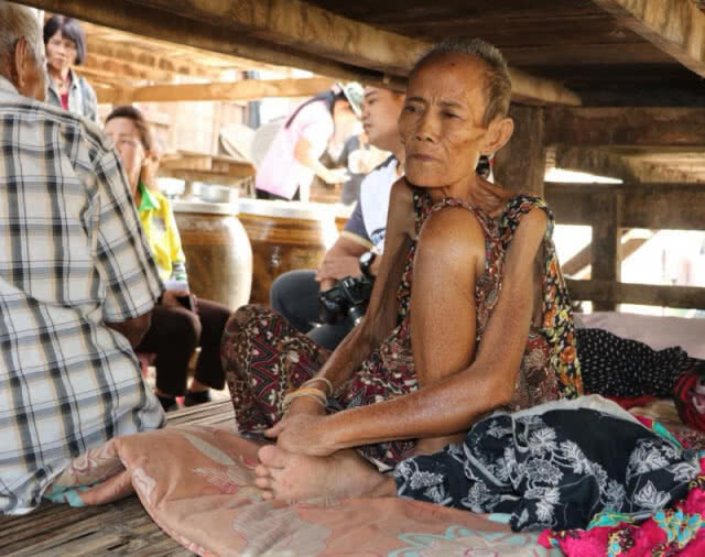 ผู้ใจบุญ รุดช่วย ช่วย "ตา-ยาย" ไร้ญาติ มีเพียงเบี้ยผู้สูงอายุ ประทังชีวิต