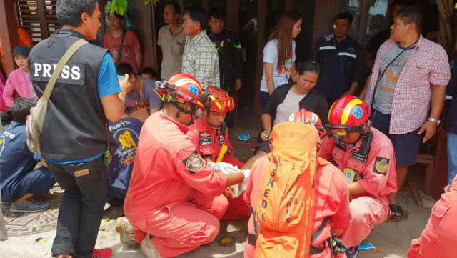 ระทึก!! พื้นร้านอาหารถล่ม ลูกค้าตกทะเลกว่า 70 ราย