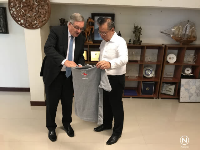 ทูตออสเตรเลีย มอบเสื้อสามารถให้ "ณรงค์ศักดิ์"