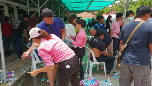 ระทึก!! พื้นร้านอาหารถล่ม ลูกค้าตกทะเลกว่า 70 ราย