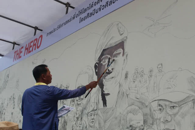 ศิลปินเชียงรายรวมตัววาดภาพ เหตุการณ์ช่วยเหลือ 13 หมูป่า