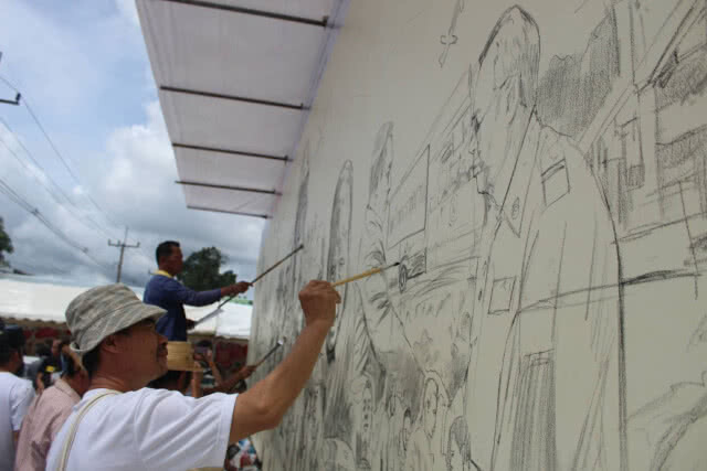 ศิลปินเชียงรายรวมตัววาดภาพ เหตุการณ์ช่วยเหลือ 13 หมูป่า