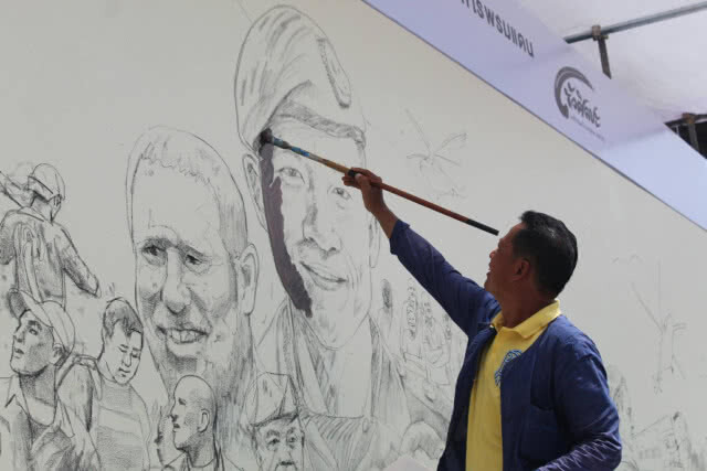 ศิลปินเชียงรายรวมตัววาดภาพ เหตุการณ์ช่วยเหลือ 13 หมูป่า