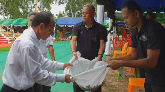 พวกเราจะจดจำคุณ "จ่าแซม" ภรรยาทำพิธีเก็บเถ้ากระดูก