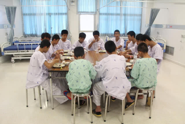 "13 ชีวิตหมูป่า"หลั่งน้ำตาให้"นาวาตรีสมาน" สัญญาจะเป็นคนดี