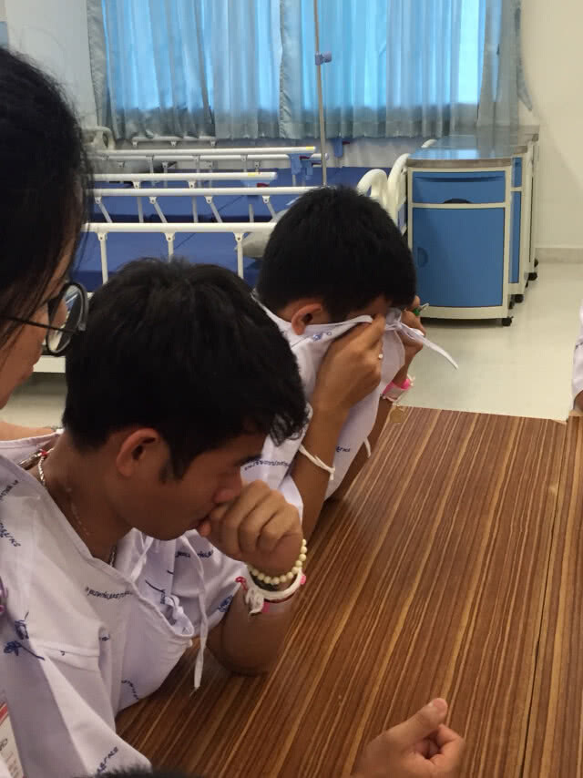 "13 ชีวิตหมูป่า"หลั่งน้ำตาให้"นาวาตรีสมาน" สัญญาจะเป็นคนดี