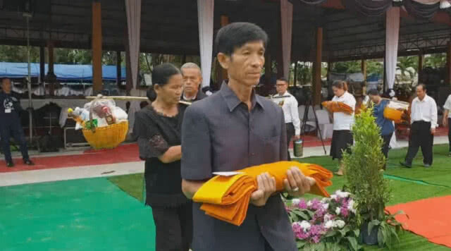 พวกเราจะจดจำคุณ "จ่าแซม" ภรรยาทำพิธีเก็บเถ้ากระดูก