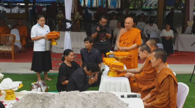 พวกเราจะจดจำคุณ "จ่าแซม" ภรรยาทำพิธีเก็บเถ้ากระดูก