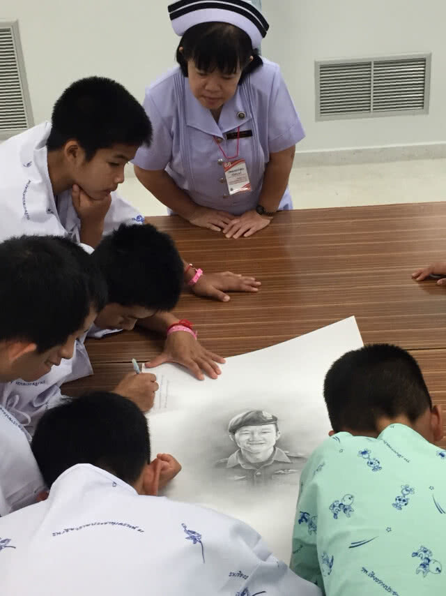 "13 ชีวิตหมูป่า"หลั่งน้ำตาให้"นาวาตรีสมาน" สัญญาจะเป็นคนดี