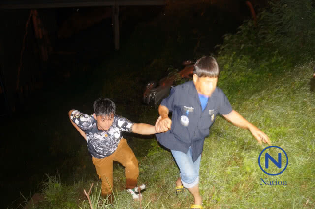 หนุ่มเชียงใหม่ซิ่งกระบะดิ่งแม่น้ำยมรอดหวุดหวิด