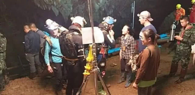 (คลิป) "ริค สแตนตัน" ฮีโร่นักดำน้ำถ้ำหลวง ไม่ได้แค่พบ 13 หมูป่า แต่ยังได้พบรักด้วย!!!