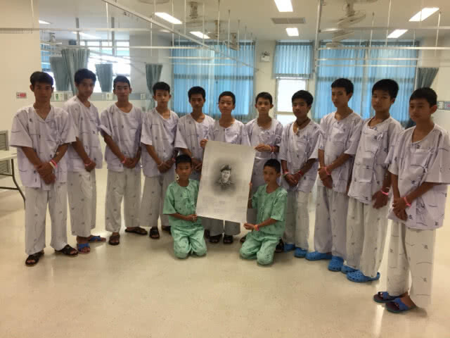"13 ชีวิตหมูป่า"หลั่งน้ำตาให้"นาวาตรีสมาน" สัญญาจะเป็นคนดี