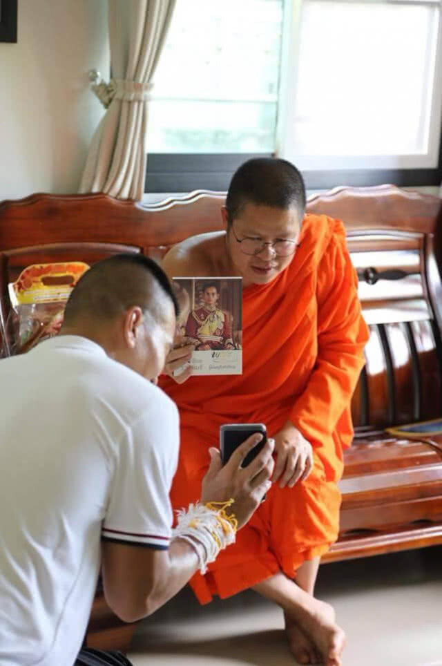 พระ ว. ผูกข้อมือสู่ขวัญ... "หมอภาคย์" ออกจากรพ.แล้ว!!!