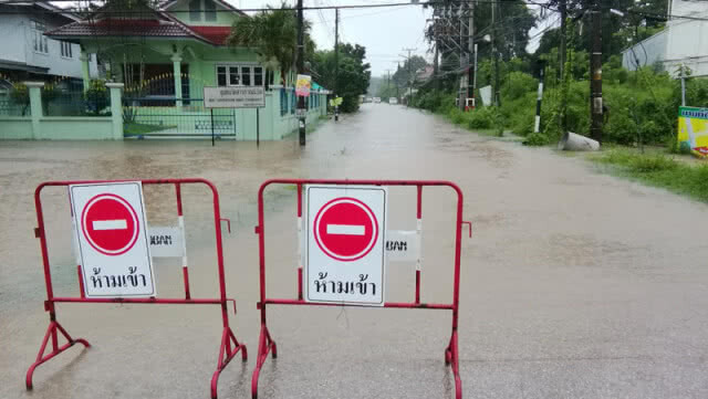 ฟ้ารั่ว วิกฤตน้ำทะลัก ถนนอัมพาตครึ่งเมือง (มีคลิป)