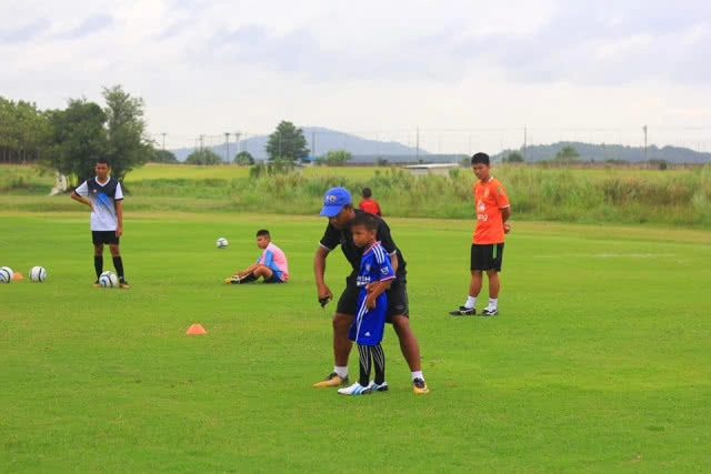 สโมสรพัฒนาเอฟซี เปิดสอนฟุตบอลขั้นพื้นฐาน ให้เยาวชน