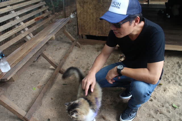 "ก้อง สหรัถ - ครี พัสวีพิชญ์" ใจบุญขึ้นดอยแม่แตงศึกษาดูงานกับ "มูลนิธิคุณ"
