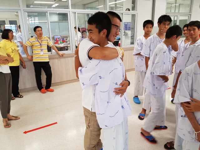 สุดอบอุ่น! "หมอภาคย์" โพสต์รูปกอด "13 หมูป่า"