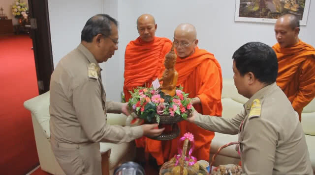 ขรก.-ปชช.พะเยานับพันแห่ต้อนรับ ผู้ว่าฯ ณรงค์ศักดิ์ (ชมคลิป)