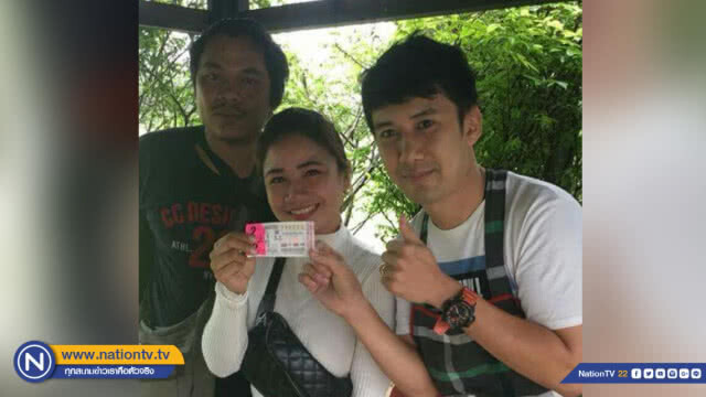 แห่ยินดีสองผัวเมียขายลอตเตอรี่ไม่หมดกลับถูกรางวัล 12 ล้าน
