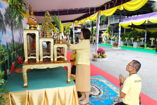 ช้างแสนรู้สวนนงนุชพัทยา 9 เชือก ร่วมหล่อเทียนพรรษา สืบสานประเพณี วันเข้าพรรษา(มีคลิป)