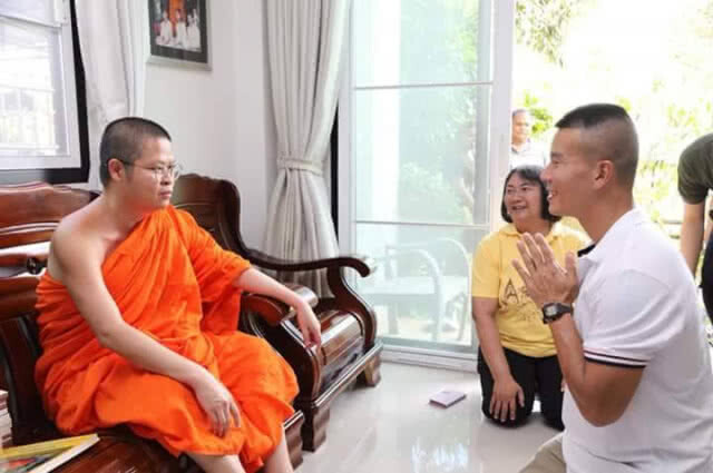 พระ ว. ผูกข้อมือสู่ขวัญ... "หมอภาคย์" ออกจากรพ.แล้ว!!!