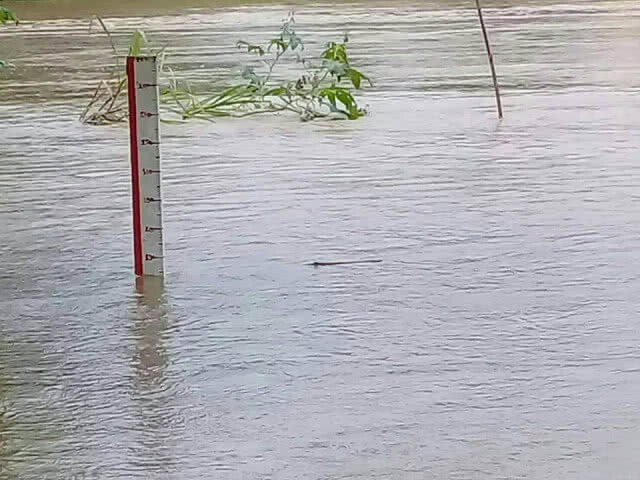 น้ำเมยล้นตลิ่ง ท่วมไร่นาชาวพบพระ (มีคลิป)