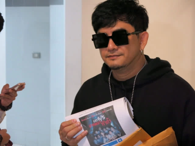 "พจน์ อานนท์" โร่แจ้งมือดีแปลงโปสเตอร์หนัง สร้างกระแส 13 หมูป่าติดถ้ำ