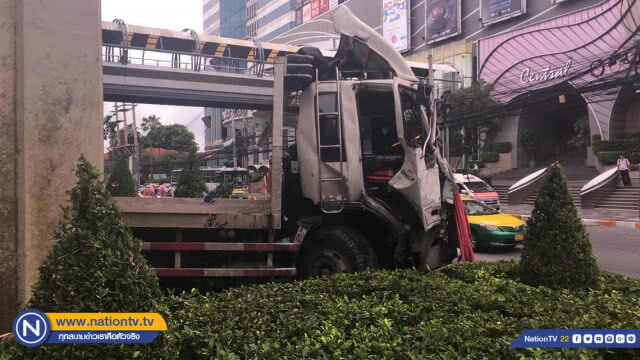 สิบล้อขนสารพิษชนรถดูดฝุ่นถนนก่อนเกยเกาะกลาง