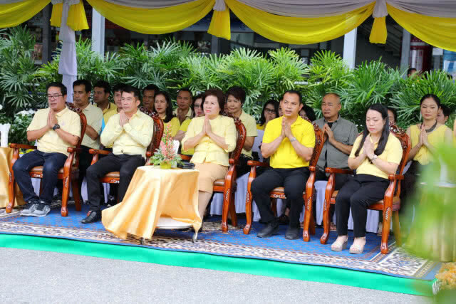 ช้างแสนรู้สวนนงนุชพัทยา 9 เชือก ร่วมหล่อเทียนพรรษา สืบสานประเพณี วันเข้าพรรษา(มีคลิป)