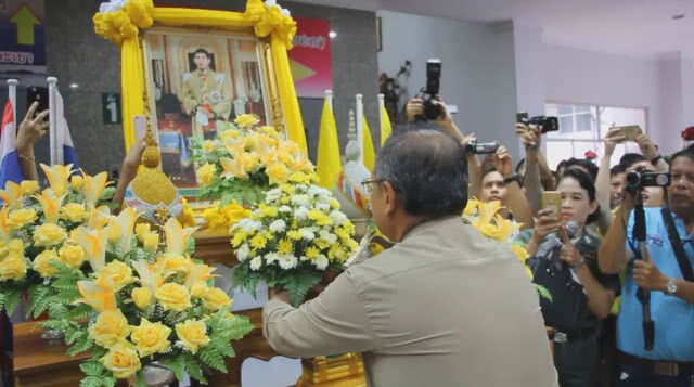 ขรก.-ปชช.พะเยานับพันแห่ต้อนรับ ผู้ว่าฯ ณรงค์ศักดิ์ (ชมคลิป)