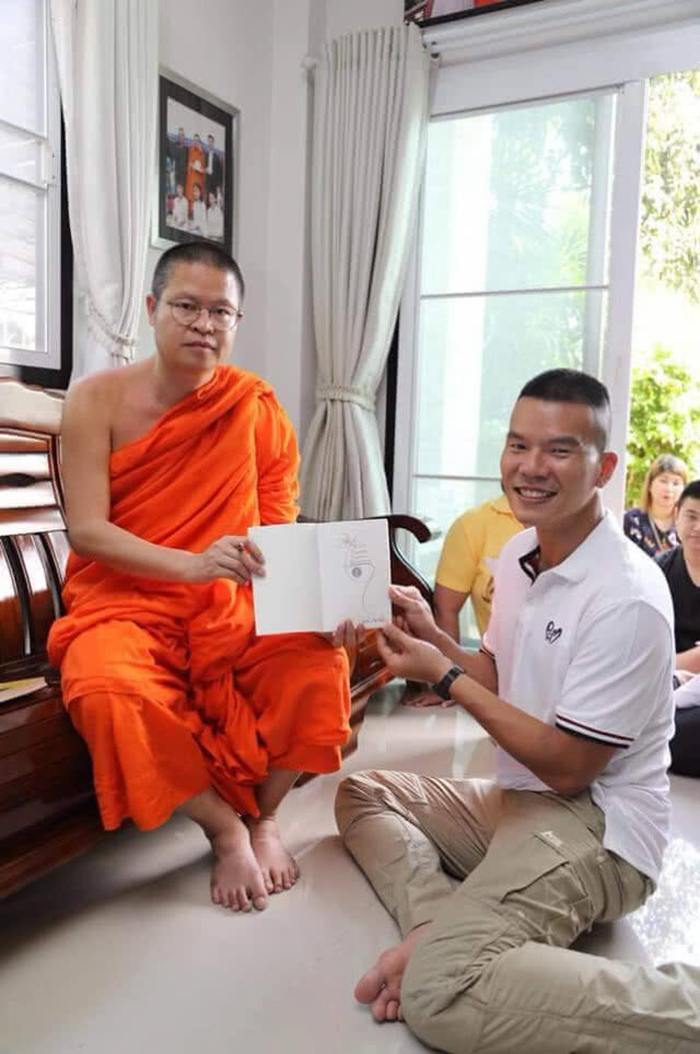 พระ ว. ผูกข้อมือสู่ขวัญ... "หมอภาคย์" ออกจากรพ.แล้ว!!!