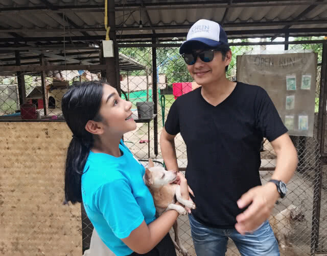 "ก้อง สหรัถ - ครี พัสวีพิชญ์" ใจบุญขึ้นดอยแม่แตงศึกษาดูงานกับ "มูลนิธิคุณ"