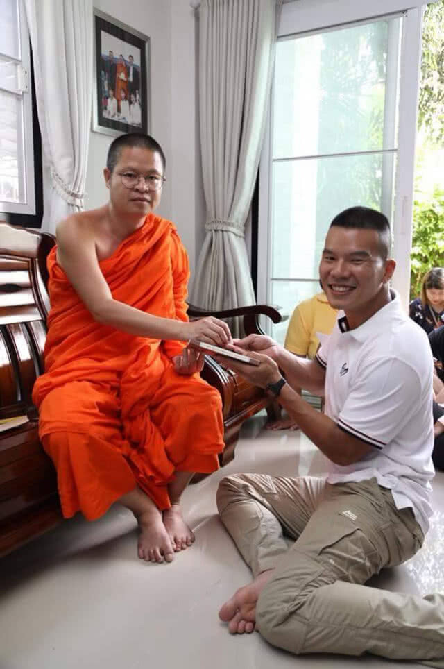 พระ ว. ผูกข้อมือสู่ขวัญ... "หมอภาคย์" ออกจากรพ.แล้ว!!!
