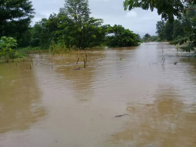 น้ำเมยล้นตลิ่ง ท่วมไร่นาชาวพบพระ (มีคลิป)