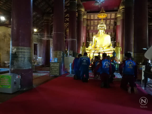 มอบวัตถุมงคลให้ทีมกู้ภัยบูรพา "พาหมูป่ากลับบ้าน"