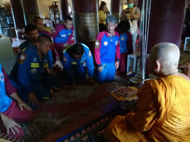 มอบวัตถุมงคลให้ทีมกู้ภัยบูรพา "พาหมูป่ากลับบ้าน"