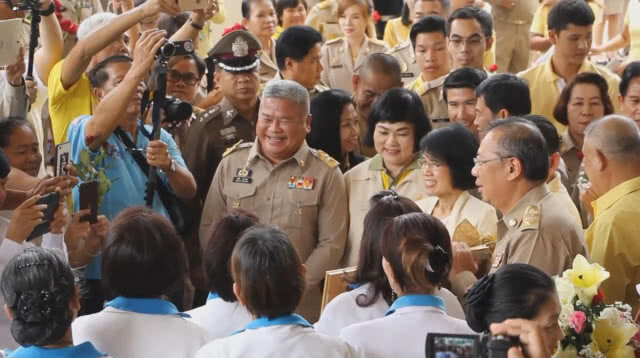 ขรก.-ปชช.พะเยานับพันแห่ต้อนรับ ผู้ว่าฯ ณรงค์ศักดิ์ (ชมคลิป)