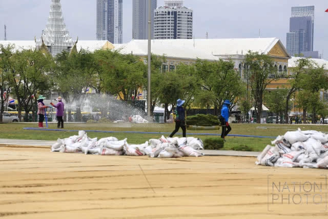 ปรับปรุงภูมิทัศน์ท้องสนามหลวงเตรียมงานวันเฉลิมพระชนมพรรษารัชกาลที่ 10 (ชมภาพชุด)