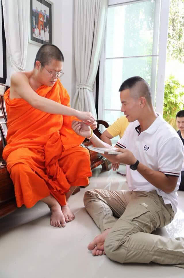พระ ว. ผูกข้อมือสู่ขวัญ... "หมอภาคย์" ออกจากรพ.แล้ว!!!