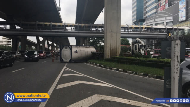 สิบล้อขนสารพิษชนรถดูดฝุ่นถนนก่อนเกยเกาะกลาง