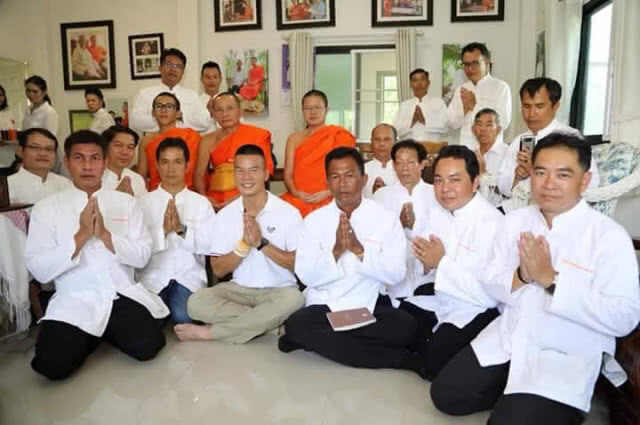 พระ ว. ผูกข้อมือสู่ขวัญ... "หมอภาคย์" ออกจากรพ.แล้ว!!!