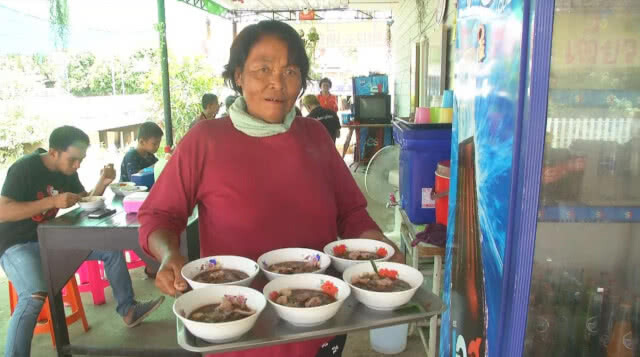 "ก๋วยเตี๋ยวสิบเอก" ที่พิจิตร - แค่ 10 บาทก็อิ่มได้ (ชมคลิป)