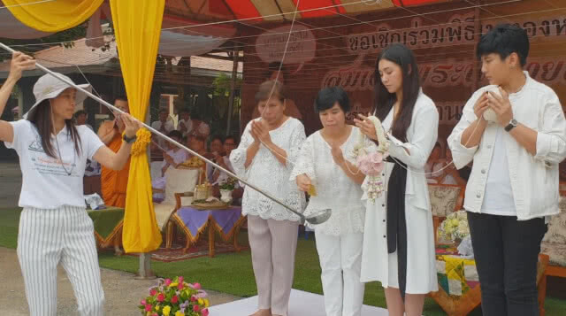 เบลล่า ร่วมหล่อพระรูป สมเด็จพระนารายณ์มหาราช ที่สมุทรสาคร (ชมภาพชุด)