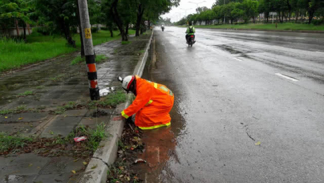 ตำรวจไทยทำได้!!  โบกรถเสร็จ เก็บเศษดิน-เศษใบไม้อุดช่องระบายน้ำ