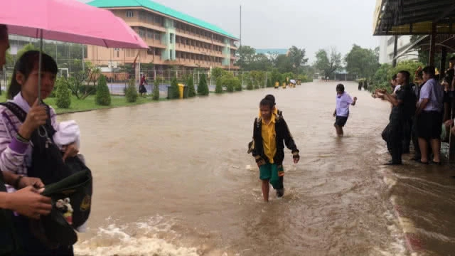 ฝนตกหนักน้ำระบายไม่ทันท่วมถนนหน้าโรงเรียนนักเรียนหิ้วกระเป๋า-รองเท้าลุยน้ำท่วม
