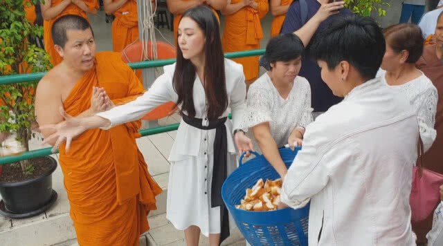 เบลล่า ร่วมหล่อพระรูป สมเด็จพระนารายณ์มหาราช ที่สมุทรสาคร (ชมภาพชุด)